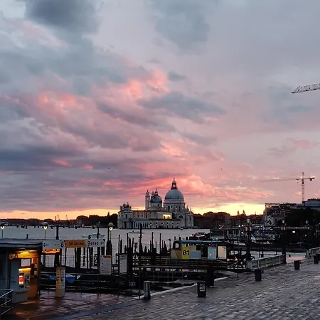 Гостевой дом Tre Sestieri Terrace - Canal View 2024 *
